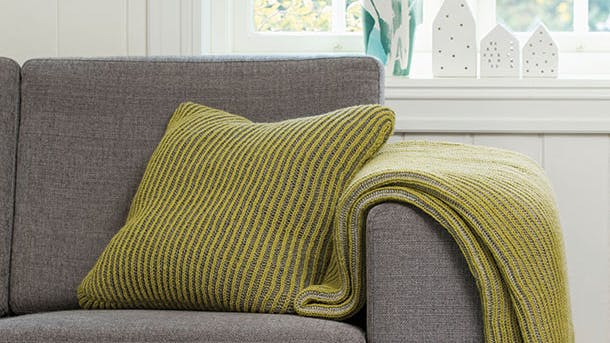 Pude i sofa. Strikkeopskrift på pude.