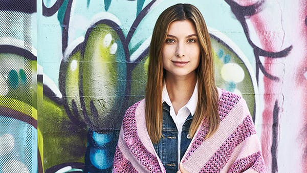 Strikkeopskrift: Dame har et sjal om skulderne