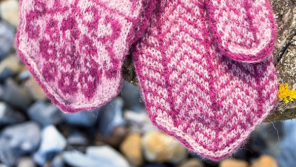 Strikkeopskrift: Vanter med fuglemønter