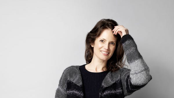 Strikkeopskrift: Dame i lang gråmaleret trøje