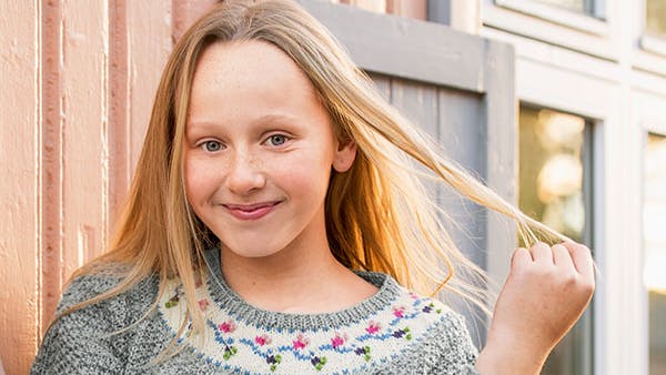 Strikkeopskrift: Pigesweater med rosenranke