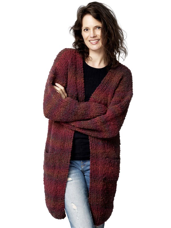 Strikkeopskrift: Dame i lang rustroed cardigan