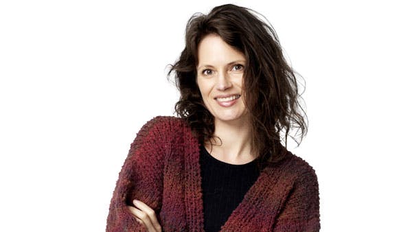 Strikkeopskrift: Dame i lang rustroed cardigan