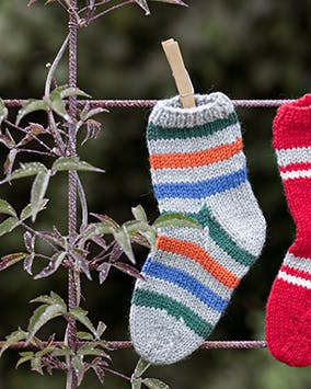 Strikkeopskrift: Sokker til de små hænger på tørresnor