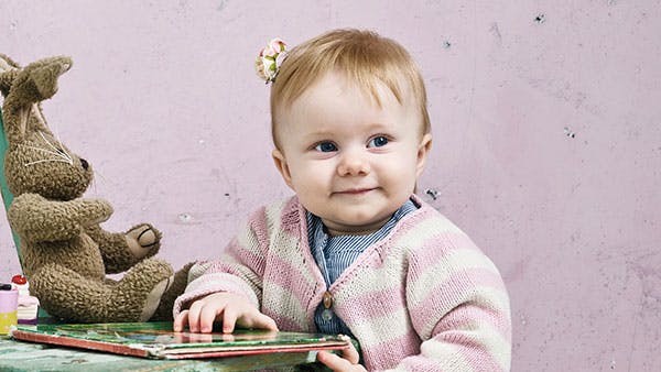 Strikkeopskrift: Stribet trøje til baby