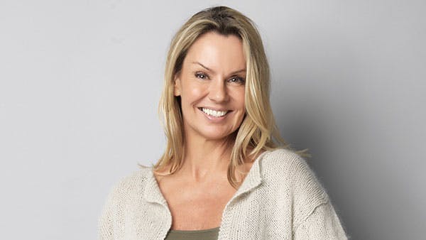 Strikkeopskrift: Let, tofarvet trøje