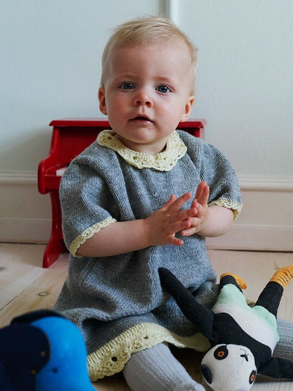 Strikkeopskrift: Babykjole med hæklede blondekanter