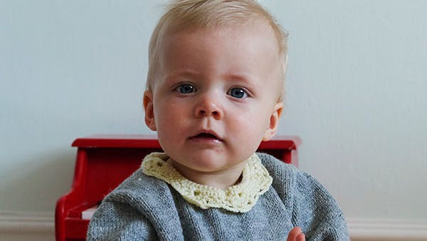 Strikkeopskrift: Babykjole med hæklede blondekanter