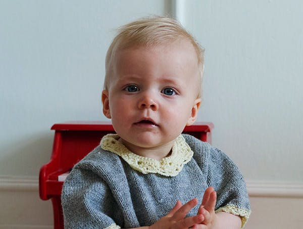 Strikkeopskrift: Babykjole med hæklede blondekanter