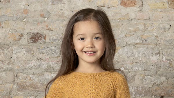 Strikkeopskrift: Bluse i påfuglemønster til pigen