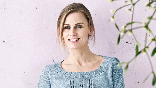 Strikkeopskrift: Bluse med ribærmer