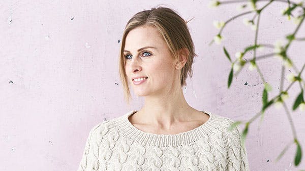 Strikkeopskrift: Bluse med rundt bærestykke