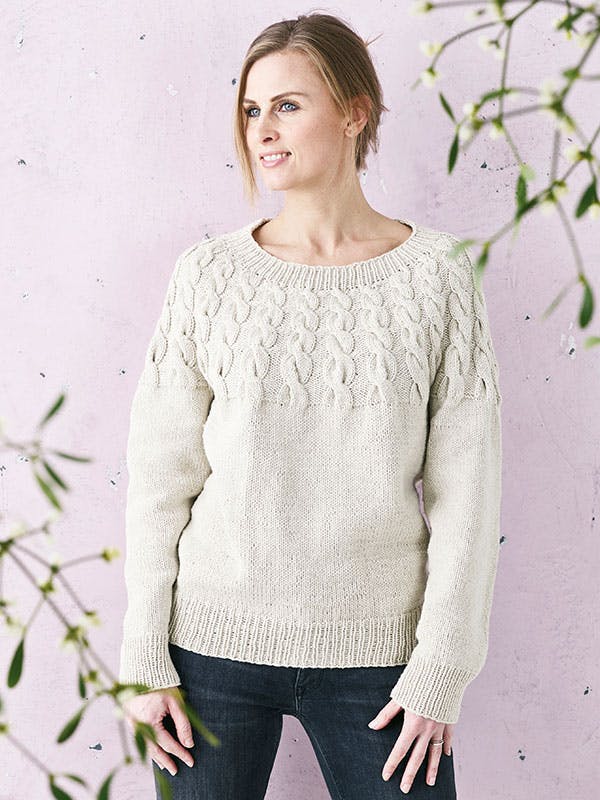 Strikkeopskrift: Bluse med rundt bærestykke