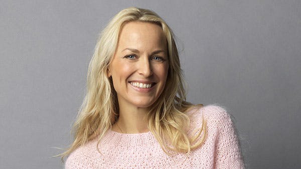 Strikkeopskrift på fin bluse med rundt bærestykke