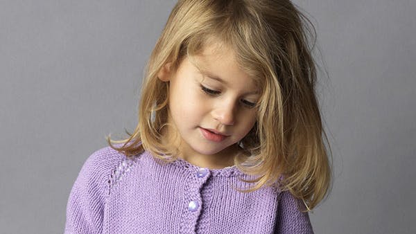 Strikkeopskrift på cardigan med blondekant til pigen