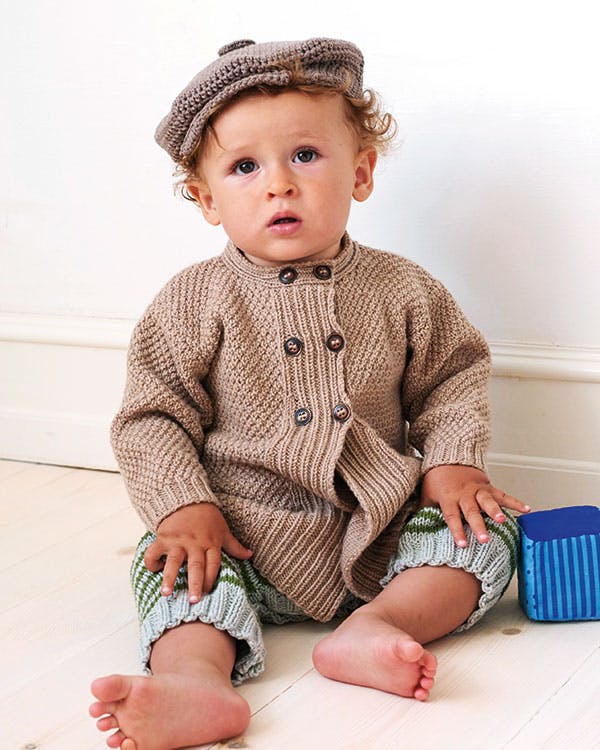 Strikkeopskrift: Frakke og bukser til de mindste