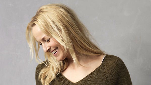 Strikkeopskrift: Glatstrikket sweater med V-hals