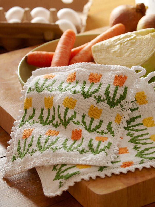 Strikkeopskrift på grydelapper med tulipaner