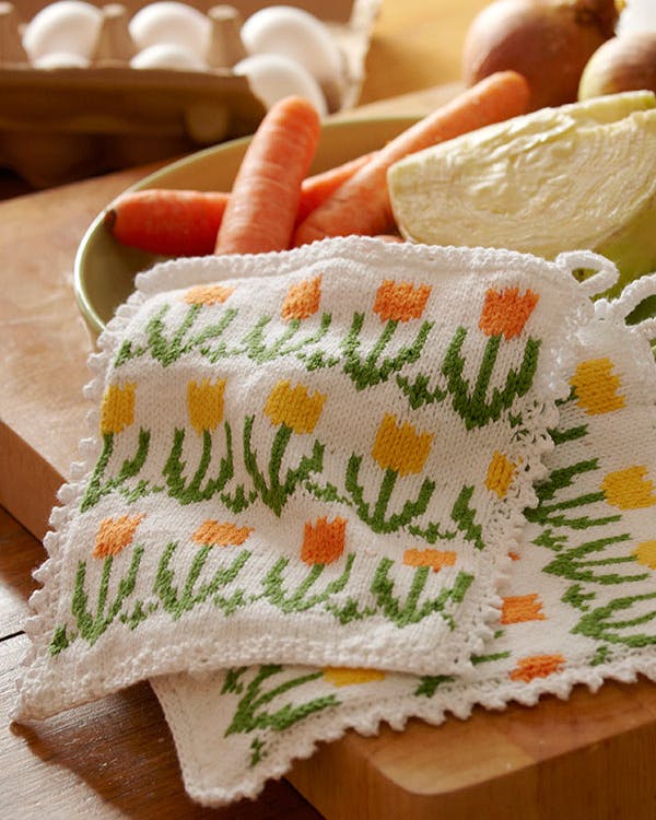 Strikkeopskrift på grydelapper med tulipaner