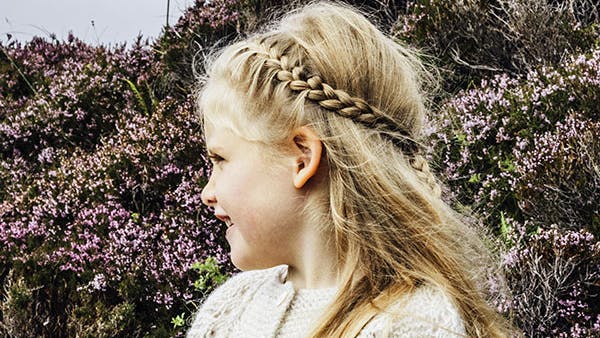 Strikkeopskrift på jakke med hulmønster til pigen