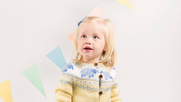 Strikkeopskrift: Prinsesse-jakke til pigen