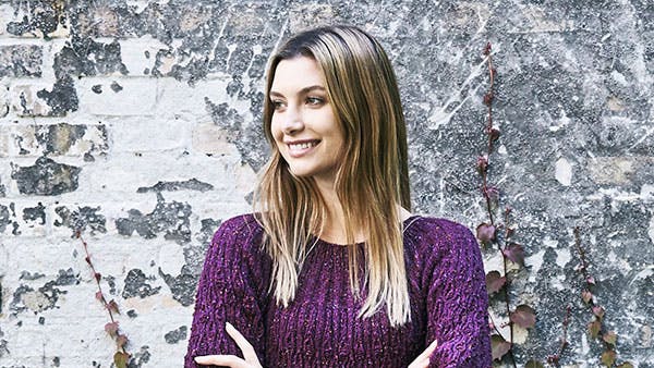 Strikkeopskrift: Kjole med påfuglemønster