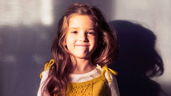 Strikkeopskrift på en sød kjole til pigen