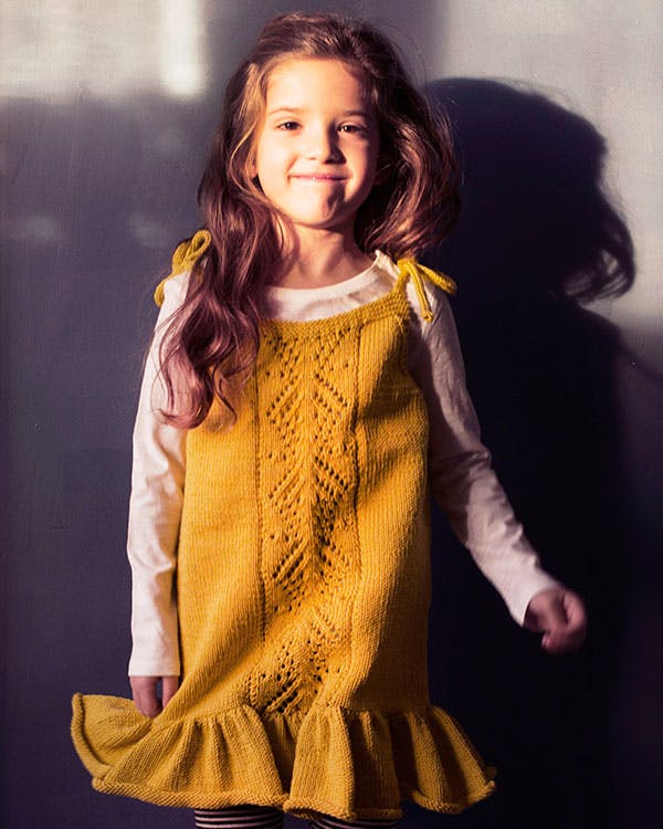 Strikkeopskrift på en sød kjole til pigen