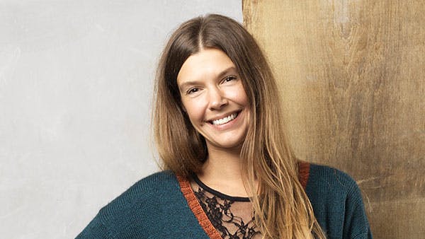 Strikkeopskrift: Kort cardigan med kontrastkanter