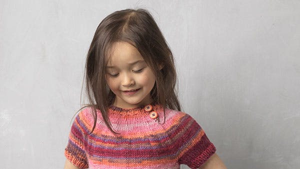 Strikkeopskrift: Kortærmet kjole til pigen