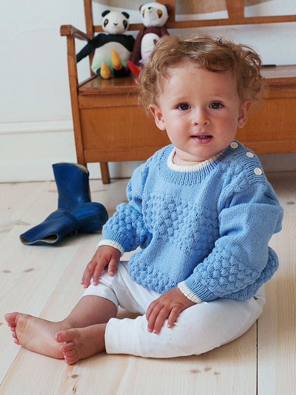 https://imgix.familiejournal.dk/media/article/strikkeopskrift_mini-soemandssweater-til-boern.jpg