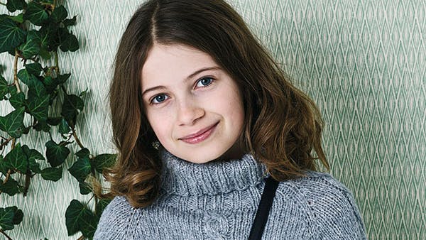 Få en strikkeopskrift på en smart miniponcho til pigerne