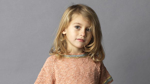 Strikkeopskrift på pigekjole med vendestrik