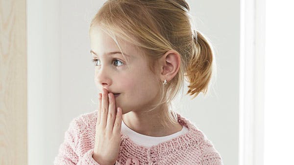 Strikkeopskrift: Pigetrøje med knapper