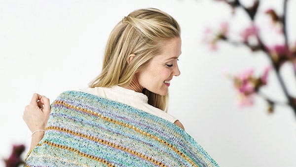 Strikkeopskrift: Farverigt sjal i vendestrik