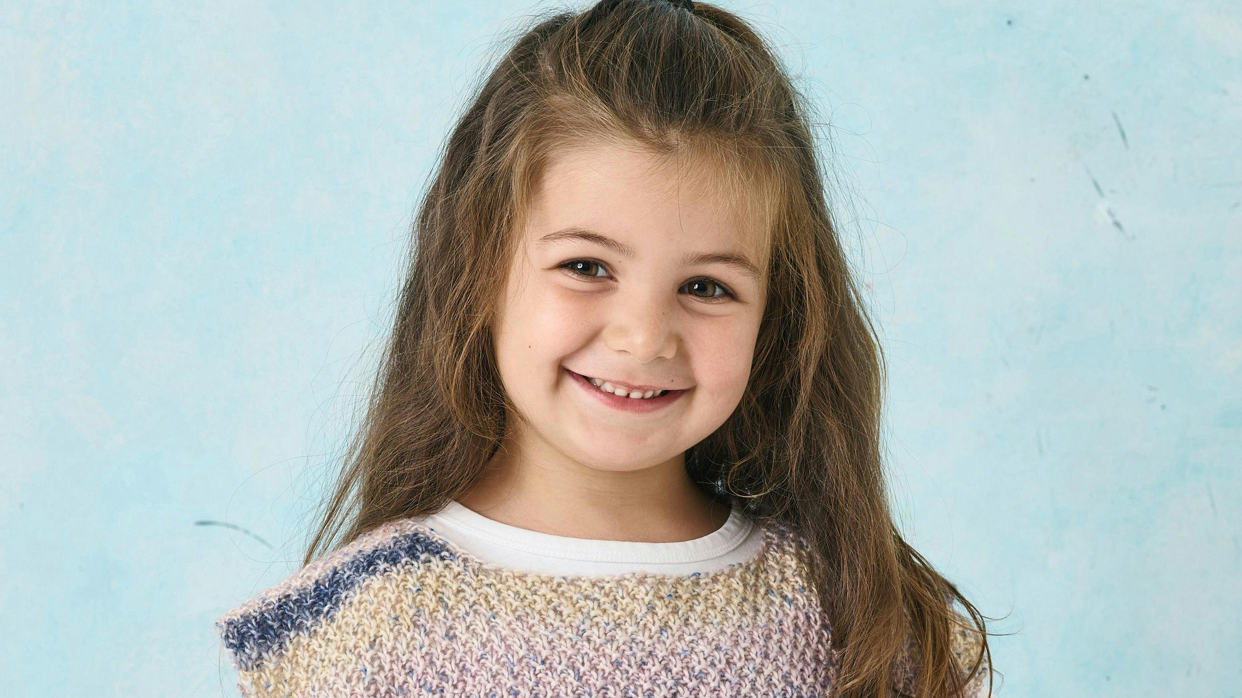 Strikkeopskrift på en stribet poncho til pigen