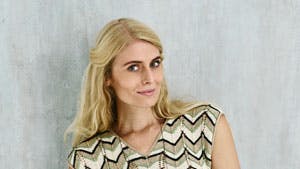 Kvinde i strikket top med siksakmønster - strikkeopskrift