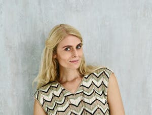 Kvinde i strikket top med siksakmønster - strikkeopskrift