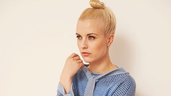 Strikkeopskrift: Sweater med bindebånd