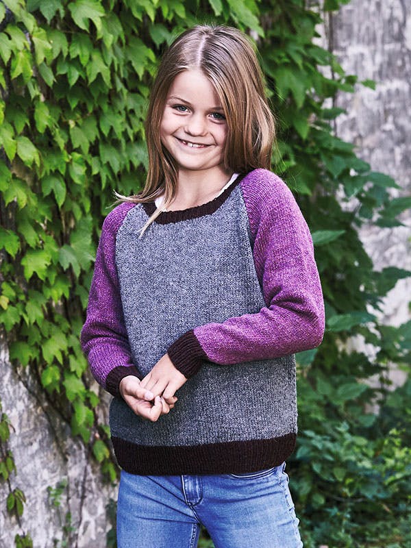 Strikkeopskrift: Sweater i farvefelter til pigen