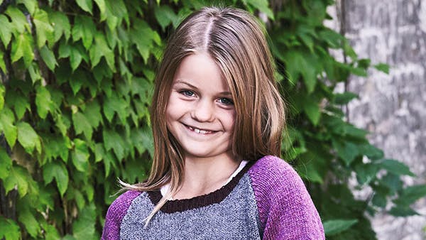 Strikkeopskrift: Sweater i farvefelter til pigen