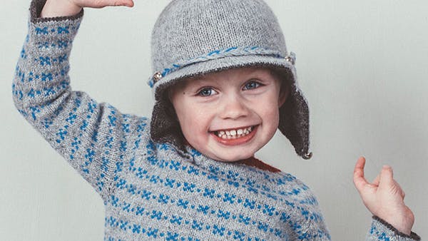 Strikkeopskrift: Sweater og kasket til drenge
