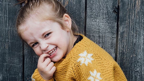 Strikkeopskrift på trøje med stjerner til de små