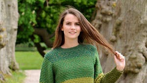 Strikket sweater med brede striber i grønne nuancer 