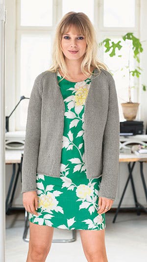 Kvinde i strikket jakke 