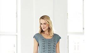 Kvinde i strikket top