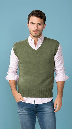 Ung mand i grøn strikket vest - gratis strikkeopskrift