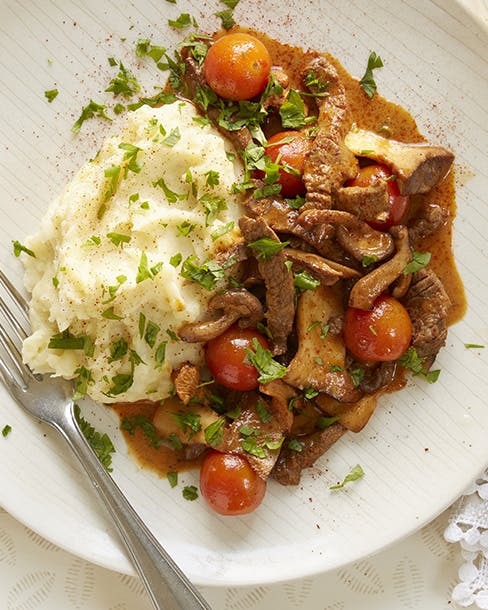https://imgix.familiejournal.dk/media/article/stroganoff_kartoffelmos.jpg