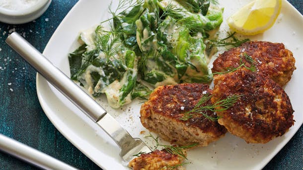 Stuvet spidskål, frikadeller og citron på tallerken