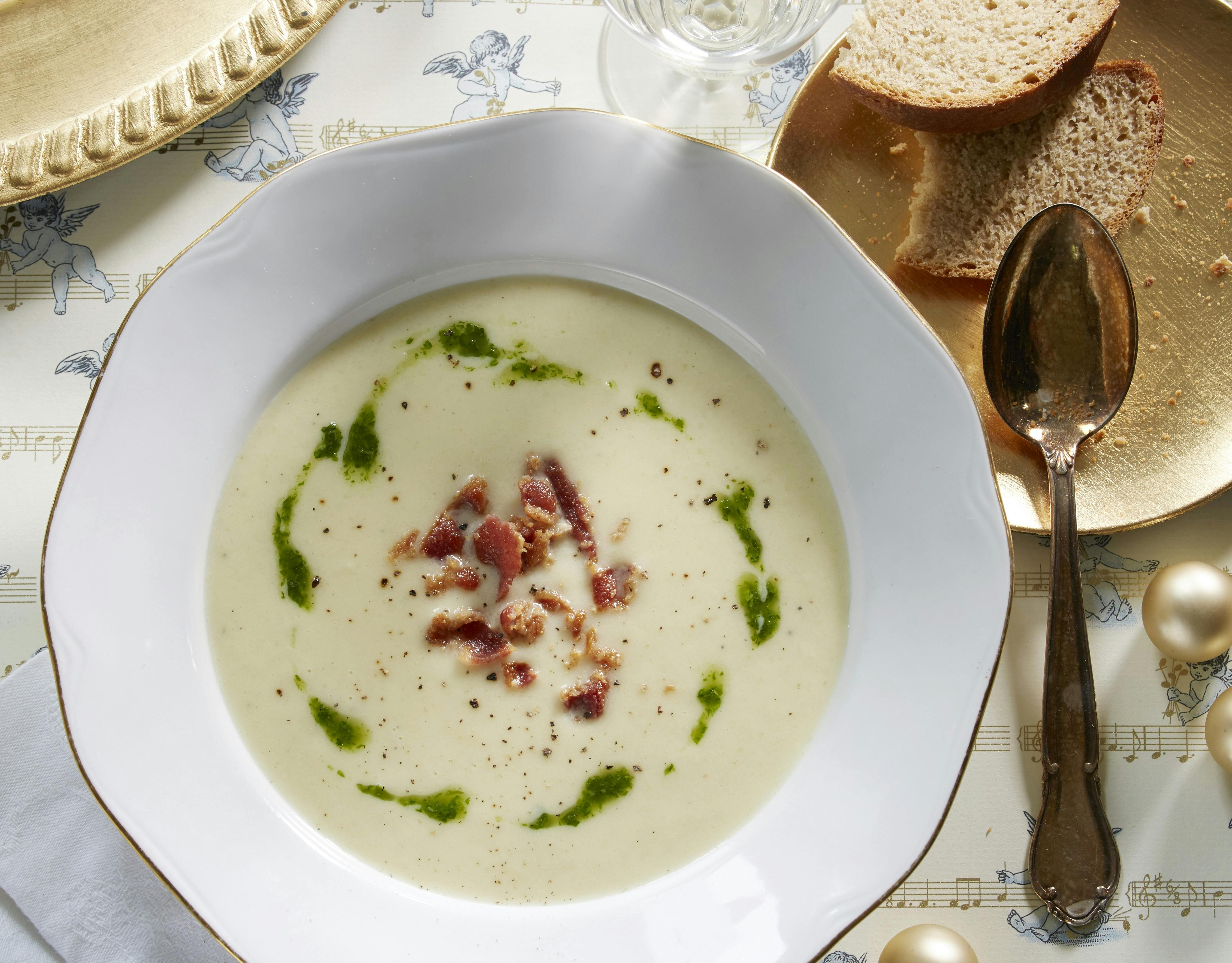 Flødelegeret suppe med blendede rodfrugter, knust sprød bacon og dryp med persilleolie.